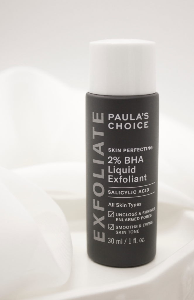 Paula's Choice SKIN PERFECTING 2% BHA Liquid Exfoliant - Packaging display. This product it's perfect for anyone who wants to achieve a more even and radiant complexion. 