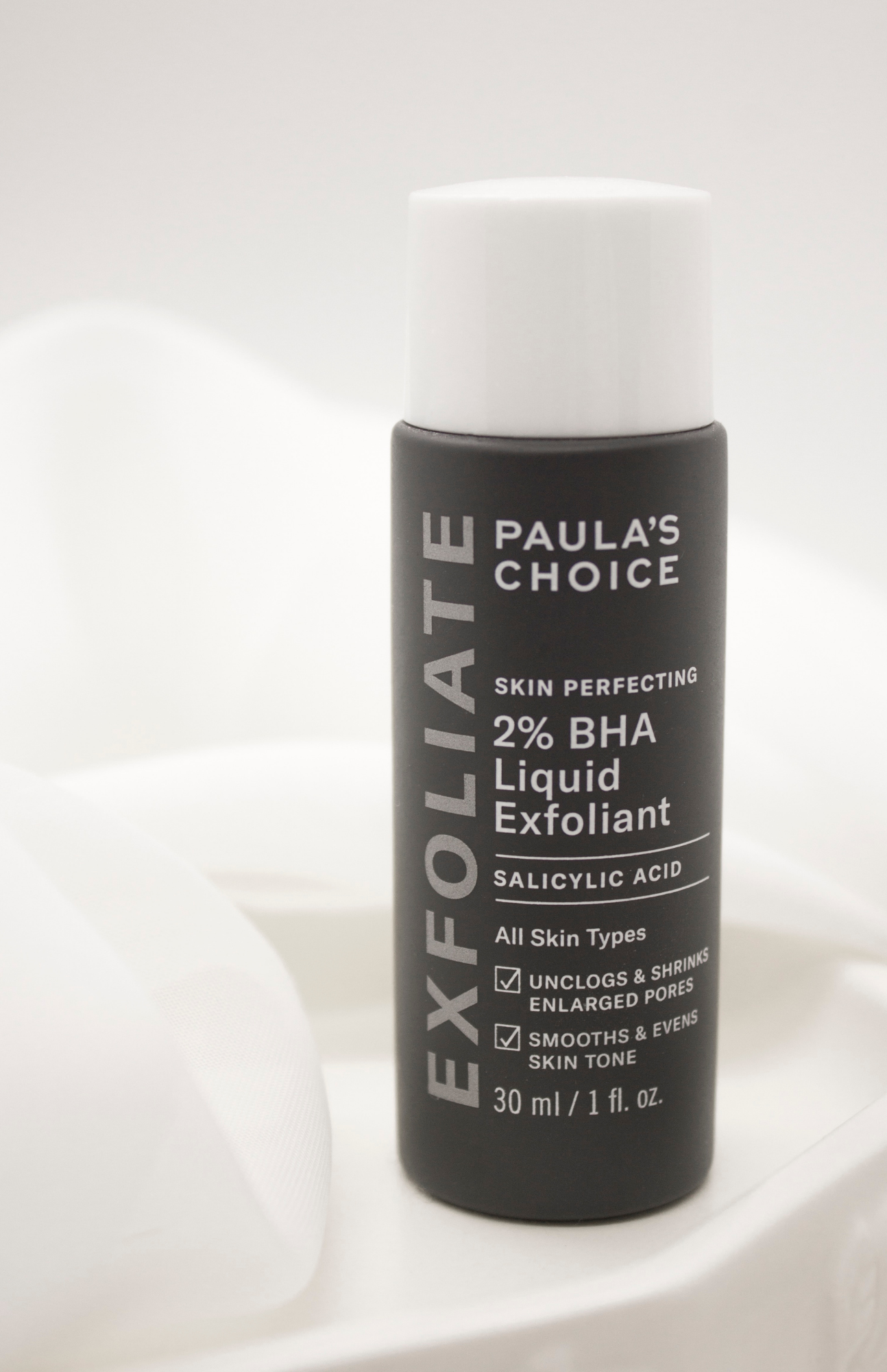 Paula's Choice SKIN PERFECTING 2% BHA Liquid Exfoliant - Packaging display. This product it's perfect for anyone who wants to achieve a more even and radiant complexion.
