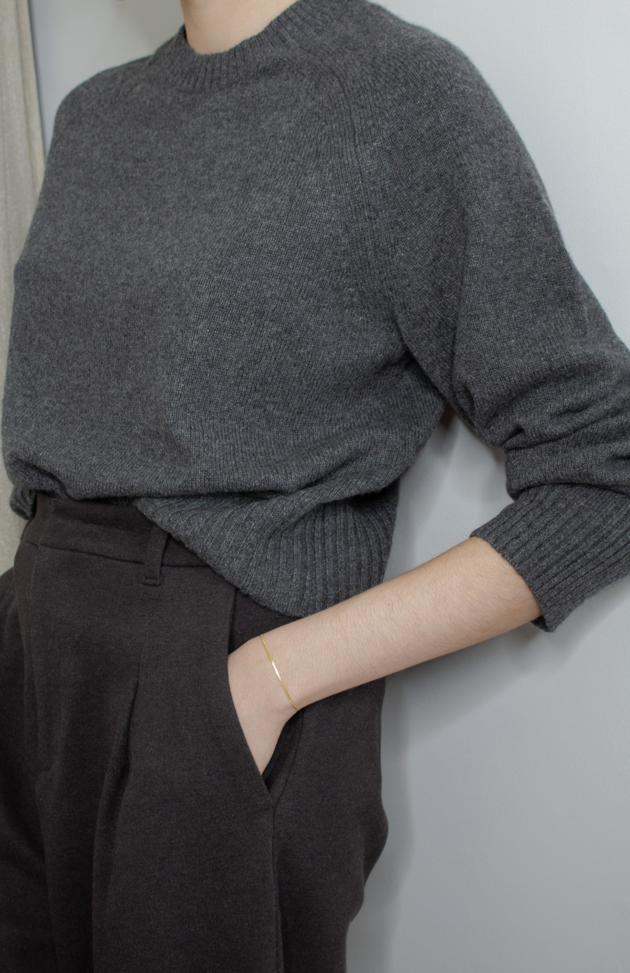 Content creator wearing EVERLANE Boxy Crew in Cashmere, Heather Charcoal, showcasing cozy comfort, quality, and sustainable style.